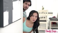 Ella abre las piernas, invitando al chico a lamer.